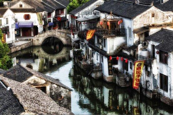 逃离废弃高校